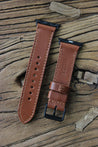Nahaufnahme eines Apple Watch Lederarmbands in Braun auf einem Holzhocker.