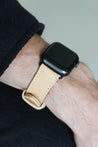 Apple Watch Lederarmband in Natural am Handgelenk von oben.