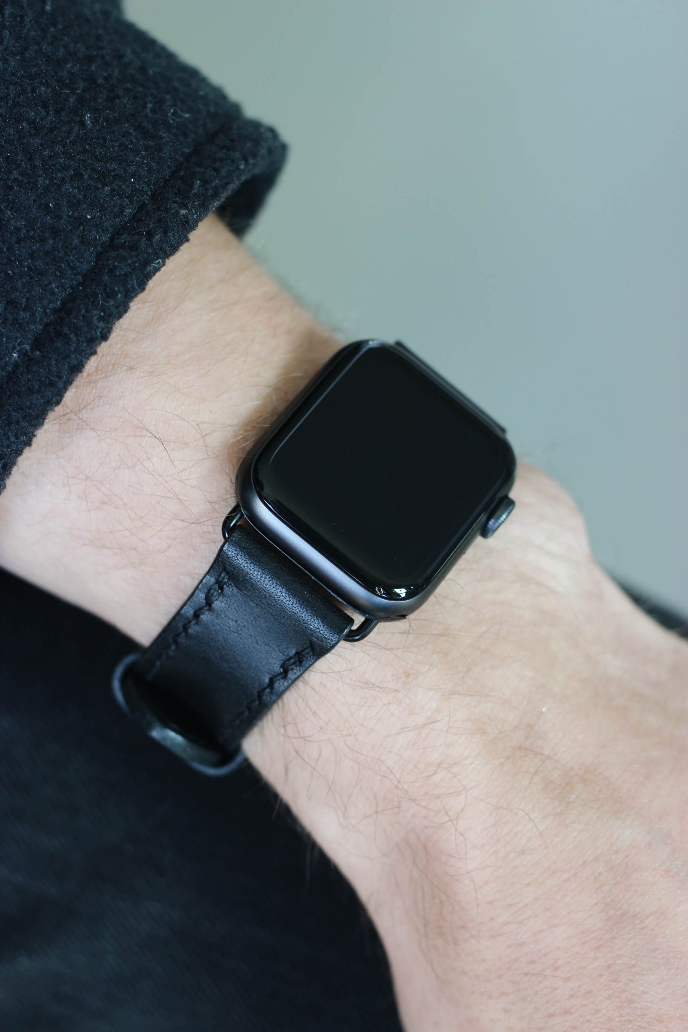 Apple Watch Lederarmband in Schwarz am Handgelenk von oben.