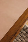 Detailaufnahme des Logos einer Leder Schreibtischunterlage in Natural.