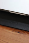 Nahaufnahme des Logos einer Schreibtischunterlage aus Leder in Schwarz.