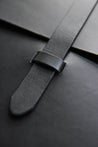 Detailaufnahme des Verschlusses einer MacBook Hülle aus Leder in Schwarz.
