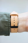 Rückansicht eines Apple Watch Lederbands in Natural am Handgelenk.