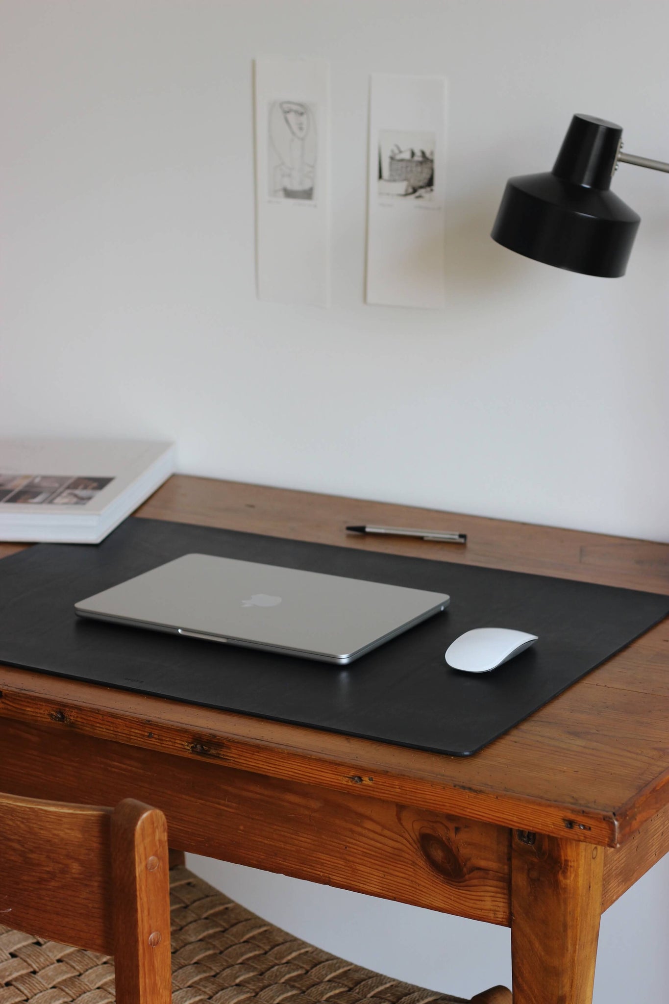 Seitliche Aufnahme einer Leder Schreibtischunterlage in Schwarz auf einem Schreibtisch.